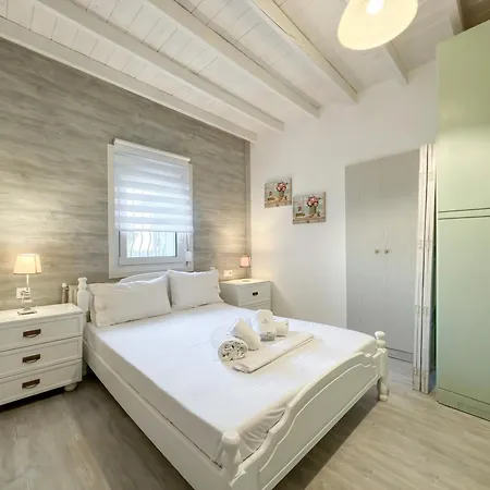 Ваканционна къща Stone Haven & Garden Near The Sea *