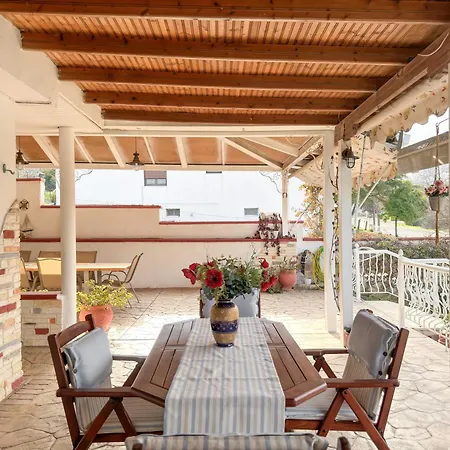 Stone Haven & Garden Near The Sea بيت للعطل *