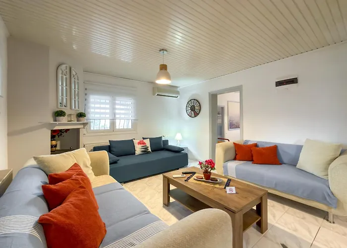 Stone Haven & Garden Near The Sea Сasa de vacaciones