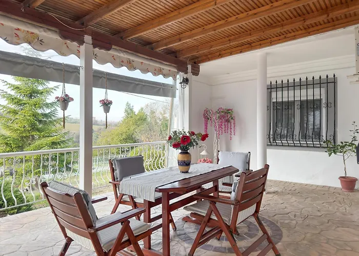 Stone Haven & Garden Near The Sea *